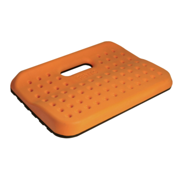 FENTO Board kniesteun, diagonaal van voren gefotografeerd met oranje bovenlaag en zwarte onderkant FENTO Board kniesteun, diagonaal van voren gefotografeerd met oranje bovenlaag en zwarte onderkant
