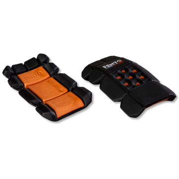 Twee FENTO® Pocket M2 kniebeschermers op witte achtergrond: links de oranje binneninzet met zwarte, flexibele kussentjes rondom, rechts de zwarte buitenplaat met zes ventilatiegaten en FENTO-logo in het midden.