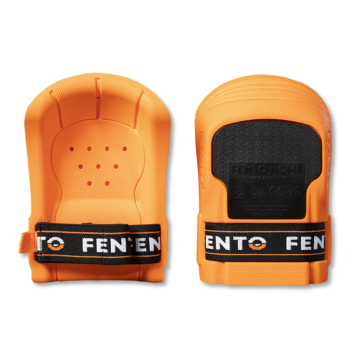 Voor- en achterkant van de FENTO® Home kniebeschermer op witte achtergrond: links de oranje binnenzijde met ventilatiegaten en elastische FENTO-band, rechts de zwarte buitenplaat met FENTO HOME-label en certificeringsicoon.