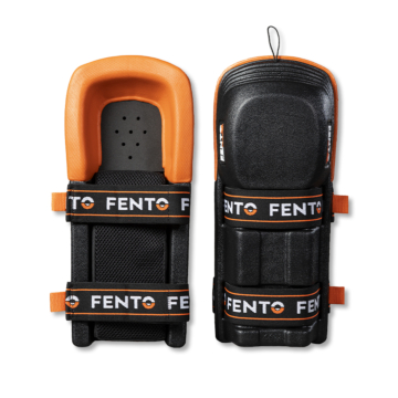 Voor- en achterkant van de FENTO® Max kniebeschermer tegen witte achtergrond: links de oranje diepe kuipvormige binnenzijde met ventilatiegaten, ademende mesh-inzet en dubbele elastische FENTO-band, rechts de zwarte slijtvaste buitenplaat met ophanglus en