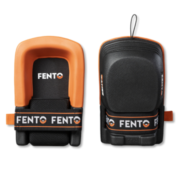 Voor- en achterkant van de FENTO® Original kniebeschermer op een witte achtergrond: links de oranje kuipvormige binnenzijde met zwarte voering en elastische FENTO-band, rechts de zwarte buitenplaat met ophanglus en subtiel FENTO-logo op de rand.