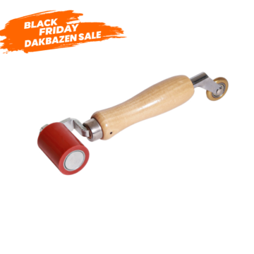 Combi aandrukroller met een houten handvat, een rode siliconen roller en een messing wieltje. Geschikt voor het nauwkeurig aandrukken van dakbedekking en andere materialen.