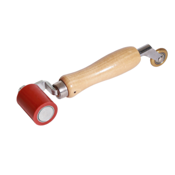 Combi aandrukroller met een houten handvat, een rode siliconen roller en een messing wieltje. Geschikt voor het nauwkeurig aandrukken van dakbedekking en andere materialen.