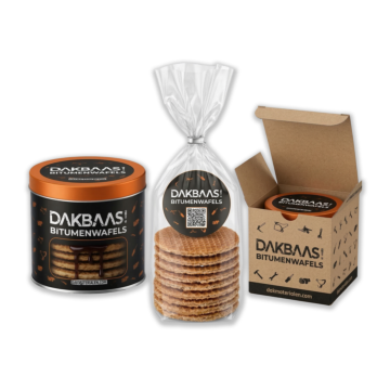 Dakbaas Bitumenwafels: zwart-oranje blik, stapel stroopwafels in transparant zakje met label en kartonnen verzenddoos, gepresenteerd op lichte achtergrond.