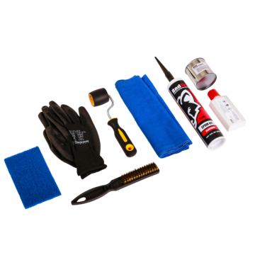 Inhoud van de EPDM Prefab Installatieset, bestaande uit handschoenen, een rubberen aandrukroller, scrubpad, staalborstel, schoonmaakdoek, EPDM-kit, EPDM-primer en G500 dakreiniger. Ideaal voor het professioneel plaatsen van prefab EPDM-dakproducten.