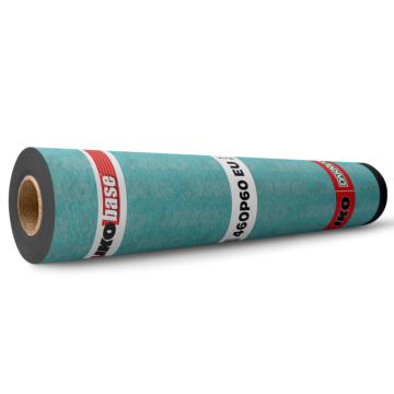 Afbeelding van een rol IKO BASE 460P60 EU onderlaag. De rol heeft een groene kleur. Op de rol zie je plakband met tekst en informatie over de rol. De rol onderlaag is te koop bij Dakmaterialen.com