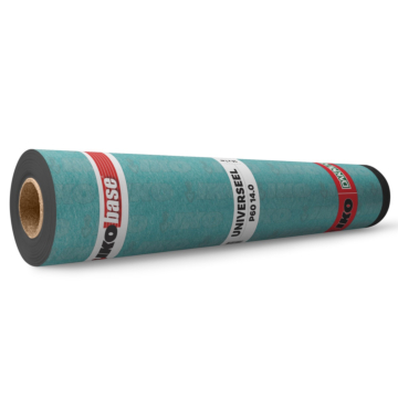 Afbeelding van een rol IKO base Universeel P60 bitumineuze onderlaag. De rol is 14 meter lang en 1 meter breed en heeft een opvallende blauwgroene toplaag met rode en witte productbanden. De bovenzijde is voorzien van wegbrandfolie voor een optimale hecht
