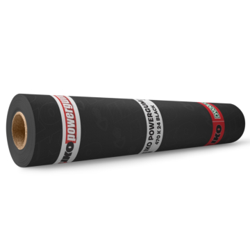 Afbeelding van een rol IKO Powergum APP bitumen dakbedekking. Kleur zwart. Op de foto is een liggen rol, met 3 banen plakband met informatie over de rol erop. Dakmaterialen.com - Ieder duurzaam dak binnen handbereik.