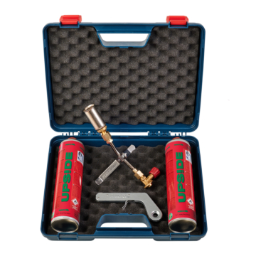 Open kunststof koffer met schuimvulling, waarin een PERKEO UPSIDE dakbrander set ligt. De set bevat een gasbrander met een 25 mm branderkop, twee rode UPSIDE gaspatronen, een vonkpistool en een metalen handgreep.