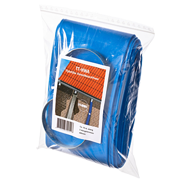 Afbeelding van een zakje met daarin de tijdelijke hemelwaterafvoer van 15 meter lang, is ø80mm, gemaakt van PE folie. Ook zitten er in het zakje 2 langklemmen. De tijdelijke hemelwaterafvoer is Blauw van kleur en is opgevouwen in het zakje.