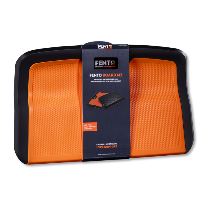 Frontaal beeld van de FENTO Board M2 in originele verpakking, oranje oppervlakken zichtbaar achter de blauwe kartonnen band, op witte achtergrond.