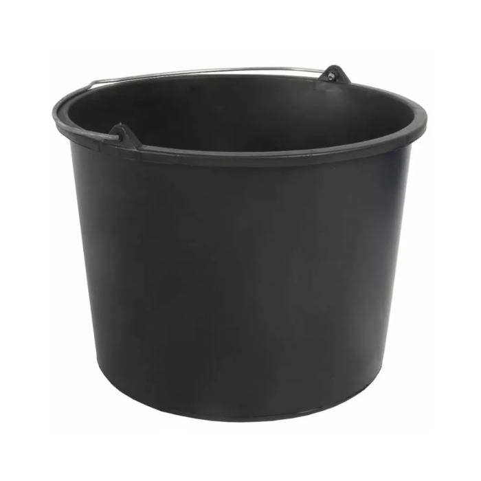Afbeelding van een bouwemmer met een inhoud van 12 liter. De emmer is zwart van kleur en is gemaakt van kunststof. Aan de emmer zit een hendel, waaraan je de emmer makkelijk vast kunt houden.