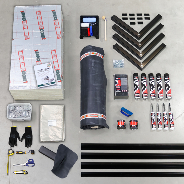 Bovenaanzicht van een compleet EPDM XL dakpakket uitgestald op een betonnen vloer, met isolatieplaten, rol EPDM dakbedekking, daktrimmen, hemelwaterafvoer, lijmen en kitkokers, schroeven, dampremmende folie, handleiding en bijgeleverd gereedschap overzich
