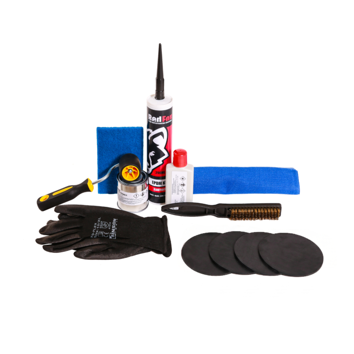 EPDM reparatieset met kit, primer, aandrukroller, schuurpad, staalborstel, handschoenen en ronde EPDM patches voor dakherstel.