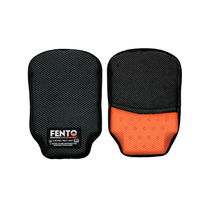 Voor- en achterkant van de FENTO® Pocket kniebeschermer: links de zwarte mesh-buitenkant met FENTO-label en certificeringsicoon, rechts de opengevouwen achterkant met oranje binnenlaag.