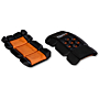 Twee FENTO® Pocket M2 kniebeschermers op witte achtergrond: links de oranje binneninzet met zwarte, flexibele kussentjes rondom, rechts de zwarte buitenplaat met zes ventilatiegaten en FENTO-logo in het midden.