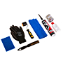 Inhoud van de EPDM Prefab Installatieset, bestaande uit handschoenen, een rubberen aandrukroller, scrubpad, staalborstel, schoonmaakdoek, EPDM-kit, EPDM-primer en G500 dakreiniger. Ideaal voor het professioneel plaatsen van prefab EPDM-dakproducten.