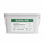 Afbeelding van een witte kunststof emmer met het opschrift "Susta-Fix Roofing Screw". De emmer bevat dakschroeven van het type Susta-Fix, met een S-punt van 4.8 mm diameter, gecoat met Supracoat 2C (getest op 15 cycli). De verpakking bevat 500 stuks schro