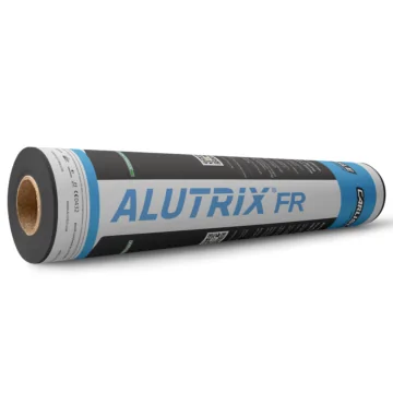 Close-up van een rol ALUTRIX® FR dampremmende folie, met een zwarte en grijze buitenkant en opvallende blauwe merkopdruk. De folie is zelfklevend en voorzien van een versterkte aluminiumlaag, ontworpen voor vochtregulatie en luchtdichte afdichting in veel