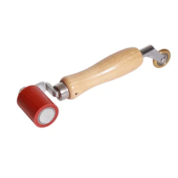 Combi aandrukroller met een houten handvat, een rode siliconen roller en een messing wieltje. Geschikt voor het nauwkeurig aandrukken van dakbedekking en andere materialen.