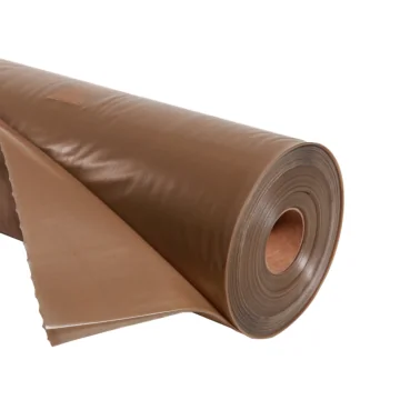 Een deels uitgerolde bruine PE folie, perfect zichtbaar met een glad oppervlak, ideaal voor gebruik als dampremmende laag in bouwprojecten.