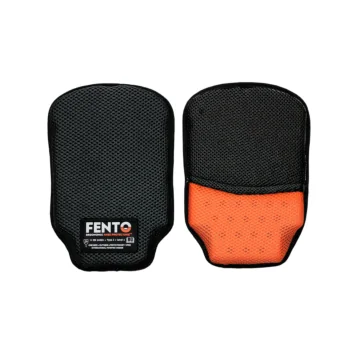 Voor- en achterkant van de FENTO® Pocket kniebeschermer: links de zwarte mesh-buitenkant met FENTO-label en certificeringsicoon, rechts de opengevouwen achterkant met oranje binnenlaag.