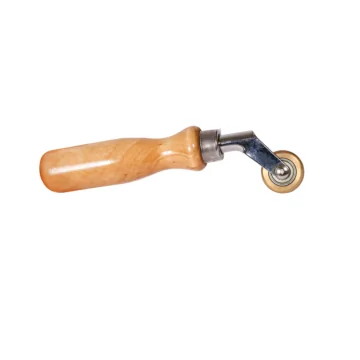 Messing aandrukroller 6 mm met houten handvat, geschikt voor het aandrukken van EPDM dakbedekking, dakdetails en waterdichte naden.