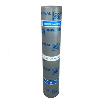 Afbeelding van een opgerolde Icopal Universal® SA POCB dakbaan (7,50 m x 1,00 m) met een lichtblauwe beschermende verpakking voorzien van het Icopal Universal-logo. Deze zelfklevende randstrook is speciaal ontworpen voor dakranden, opgaand werk en goten e