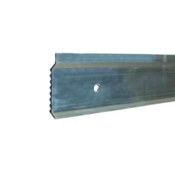 Aluminium knelstrip van 50 mm breed en 2,5 meter lang, voorzien van schroefgaten, geschikt voor het bevestigen van dakbedekking.