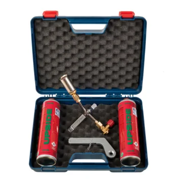 Open kunststof koffer met schuimvulling, waarin een PERKEO UPSIDE dakbrander set ligt. De set bevat een gasbrander met een 25 mm branderkop, twee rode UPSIDE gaspatronen, een vonkpistool en een metalen handgreep.