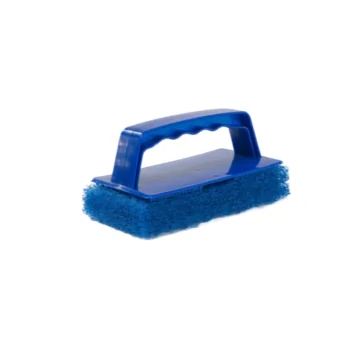Blauw scrubpad met handgreep, ontworpen voor grondige reiniging van diverse oppervlakken. De stevige kunststof handgreep zorgt voor een comfortabele grip, terwijl de robuuste vezels hardnekkig vuil effectief verwijderen.