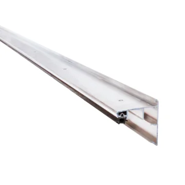 Afbeelding van een Solotrim. Premium daktrim voor het afwerken van dakranden van daken met EPDM of PVC dakbedekking.