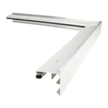 Afbeelding van het Roval Solotrim 60 mm Hoekstuk, een hoogwaardig aluminium daktrim met EPDM-afdichting. Dit hoekstuk wordt gebruikt voor de afwerking van dakranden en zorgt voor een waterdichte en strakke uitstraling. De afbeelding toont de hoekconstruct
