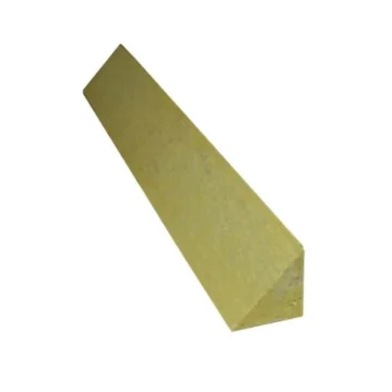 ROCKWOOL Steenwol Mastiekhoek 10x10x120 cm, een driehoekige isolatiehoek voor naadloze dakovergangen en verbeterde waterafvoer.