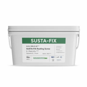 Afbeelding van een witte kunststof emmer met het opschrift "Susta-Fix Roofing Screw". De emmer bevat dakschroeven van het type Susta-Fix, met een S-punt van 4.8 mm diameter, gecoat met Supracoat 2C (getest op 15 cycli). De verpakking bevat 500 stuks schro