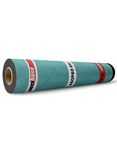 Afbeelding van een rol IKO BASE 460P60 EU onderlaag. De rol heeft een groene kleur. Op de rol zie je plakband met tekst en informatie over de rol. De rol onderlaag is te koop bij Dakmaterialen.com