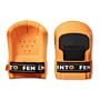 Voor- en achterkant van de FENTO® Home kniebeschermer op witte achtergrond: links de oranje binnenzijde met ventilatiegaten en elastische FENTO-band, rechts de zwarte buitenplaat met FENTO HOME-label en certificeringsicoon.