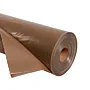 Een deels uitgerolde bruine PE folie, perfect zichtbaar met een glad oppervlak, ideaal voor gebruik als dampremmende laag in bouwprojecten.