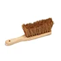 Afbeelding van een handstoffer. Gemaakt van hout. Verkrijgbaar bij Dakmaterialen.com
