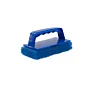Blauw scrubpad met handgreep, ontworpen voor grondige reiniging van diverse oppervlakken. De stevige kunststof handgreep zorgt voor een comfortabele grip, terwijl de robuuste vezels hardnekkig vuil effectief verwijderen.