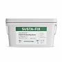 Afbeelding van een witte kunststof emmer met het opschrift "Susta-Fix Roofing Screw". De emmer bevat dakschroeven van het type Susta-Fix, met een S-punt van 4.8 mm diameter, gecoat met Supracoat 2C (getest op 15 cycli). De verpakking bevat 500 stuks schro