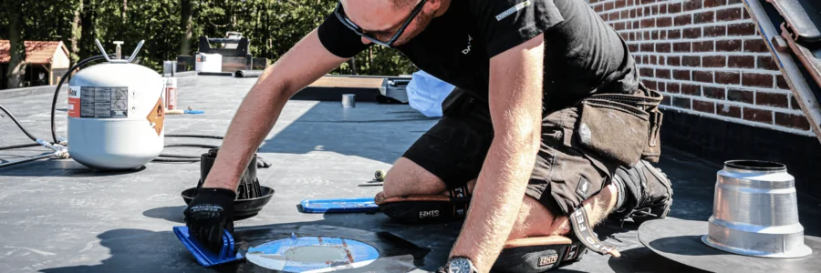 Dakdekker brengt EPDM dakbedekking aan op een dak. 