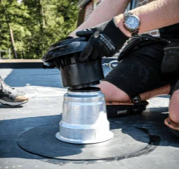 Afwerken van een prefab dakdoorvoer op een EPDM dak