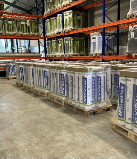 Foto van een grote voorraad Resitrix producten bij Dakmaterialen.com