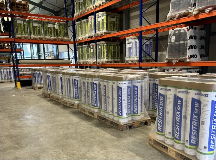 Foto van een grote voorraad Resitrix producten bij Dakmaterialen.com