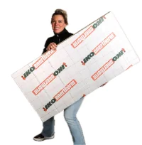 Vrouw met een plaat plat dak isolatie in haar hand.