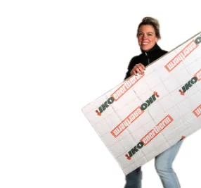 Vrouw met een plaat plat dak isolatie in haar hand.