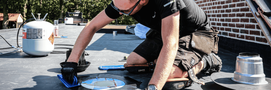 Dakdekker brengt EPDM dakbedekking aan op een dak. 