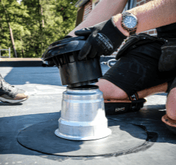 Prefab dakdoorvoer op een EPDM dak Afwerken van een prefab dakdoorvoer op een EPDM dak