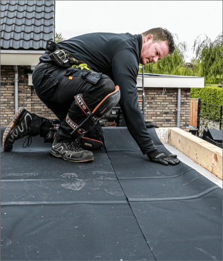 EPDM dak maken met Fento kniebescherming.